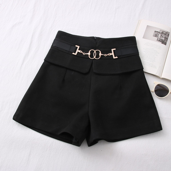 Novi model ženskih kratkih hlača s visokim strukom i metalnim elementom