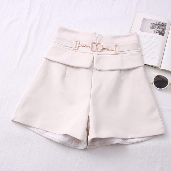 Novi model ženskih kratkih hlača s visokim strukom i metalnim elementom