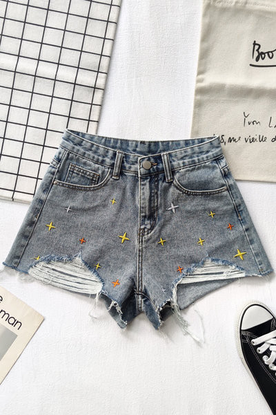 Ženske kratke hlače s vezom u boji i poderanim uzorkom