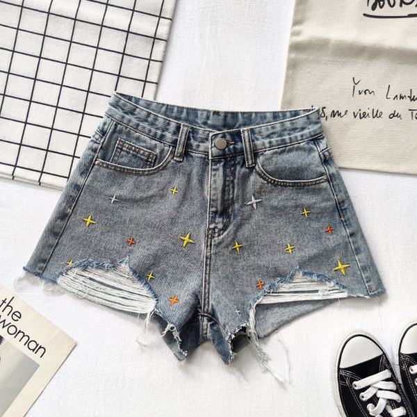 Ženske kratke hlače s vezom u boji i poderanim uzorkom