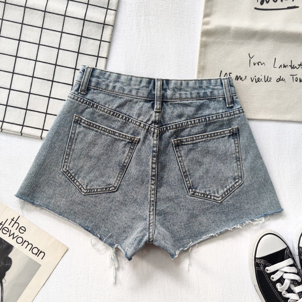 Ženske kratke hlače s vezom u boji i poderanim uzorkom