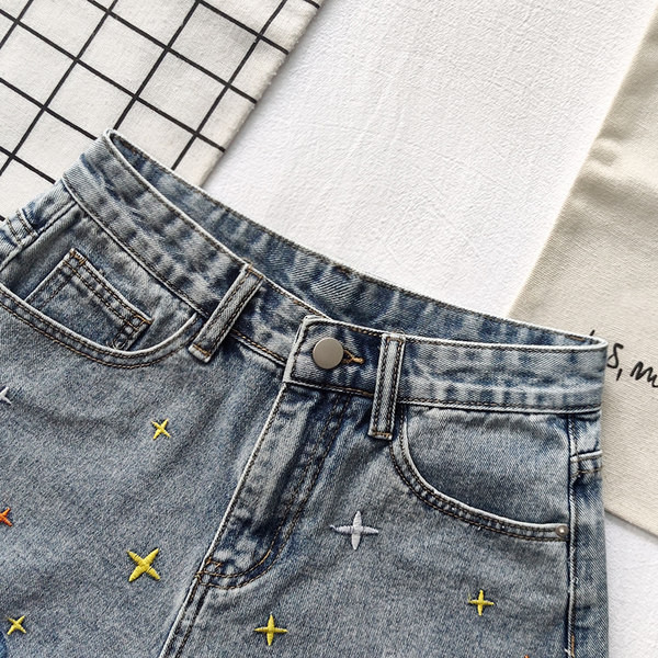 Ženske kratke hlače s vezom u boji i poderanim uzorkom