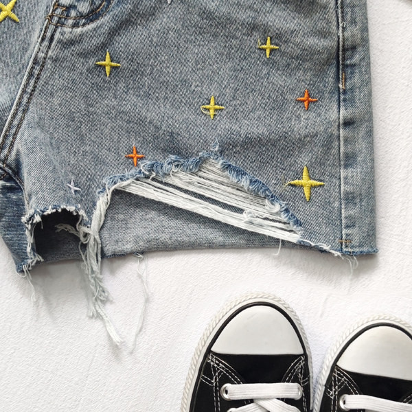 Ženske kratke hlače s vezom u boji i poderanim uzorkom