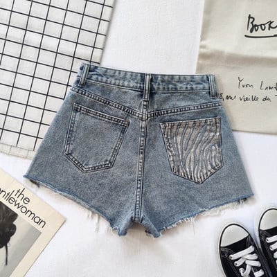 Jauns sieviešu īso džinsu modelis ar spīdīgu efektu