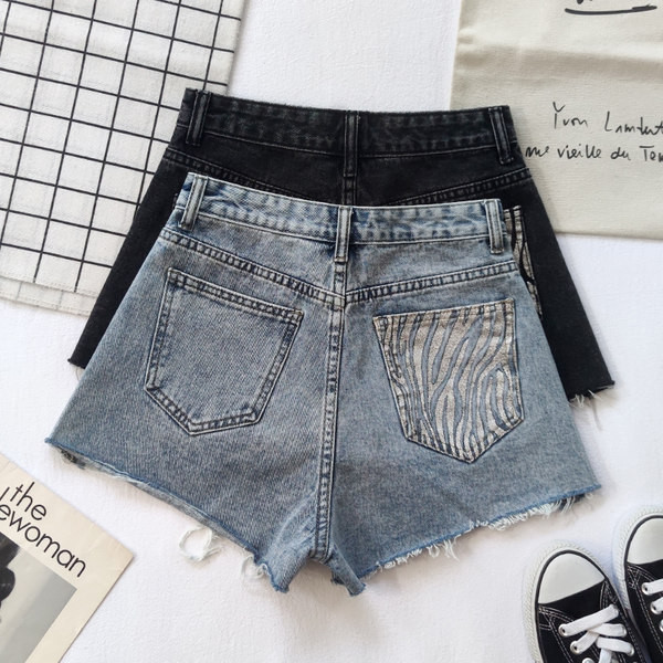 Jauns sieviešu īso džinsu modelis ar spīdīgu efektu