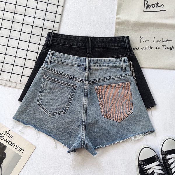 Jauns sieviešu īso džinsu modelis ar spīdīgu efektu