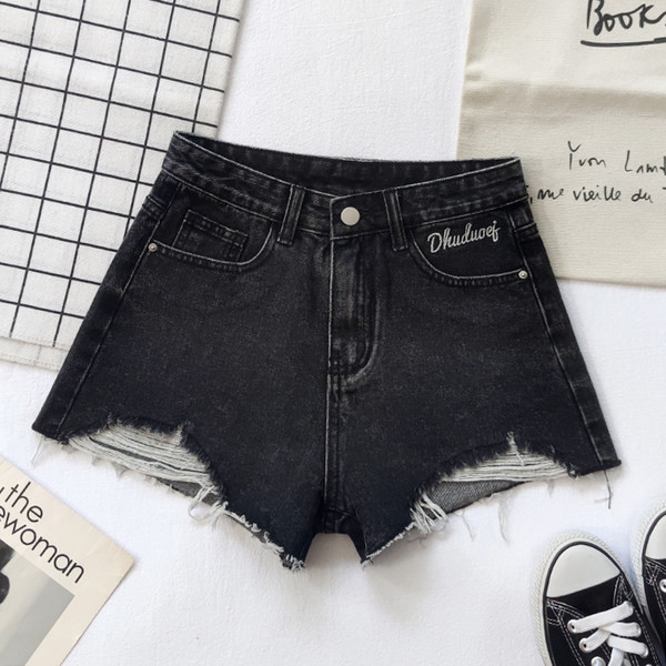 Jauns sieviešu īso džinsu modelis ar spīdīgu efektu