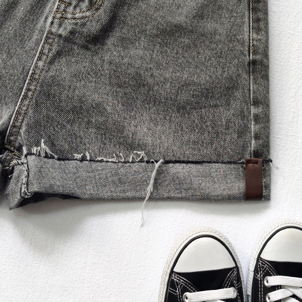 Ženske traper kratke hlače s remenom i visokim strukom u crnoj boji