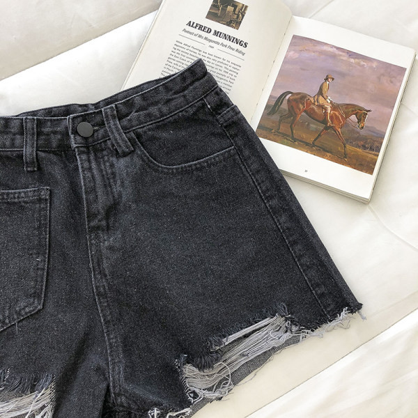 Κοντά τζιν με τσέπες και σχισμένα μοτίβα σε δύο χρώματα