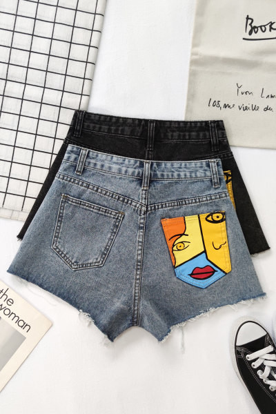 Γυναικεία σορτς με απλικέ χρώμα σε μπλε και μαύρο χρώμα