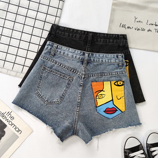 Γυναικεία σορτς με απλικέ χρώμα σε μπλε και μαύρο χρώμα