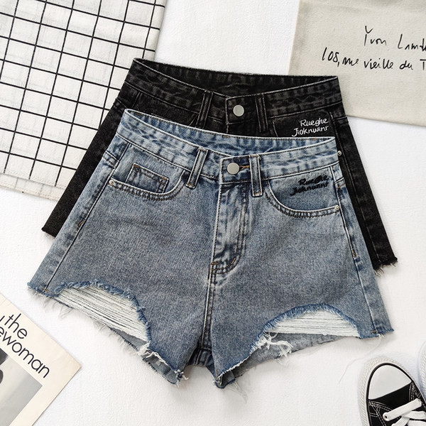 Γυναικεία σορτς με απλικέ χρώμα σε μπλε και μαύρο χρώμα