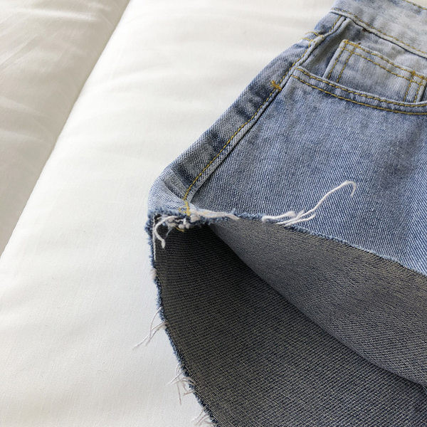 Γυναικείο κοντό παντελόνι με τσέπες σε μπλε χρώμα