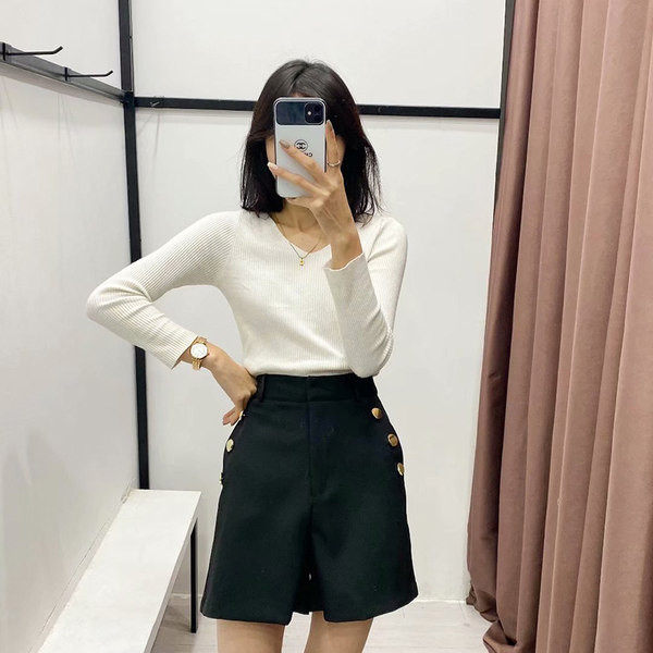 Μοντέρνα σορτς με ψηλή μέση και χρυσά κουμπιά