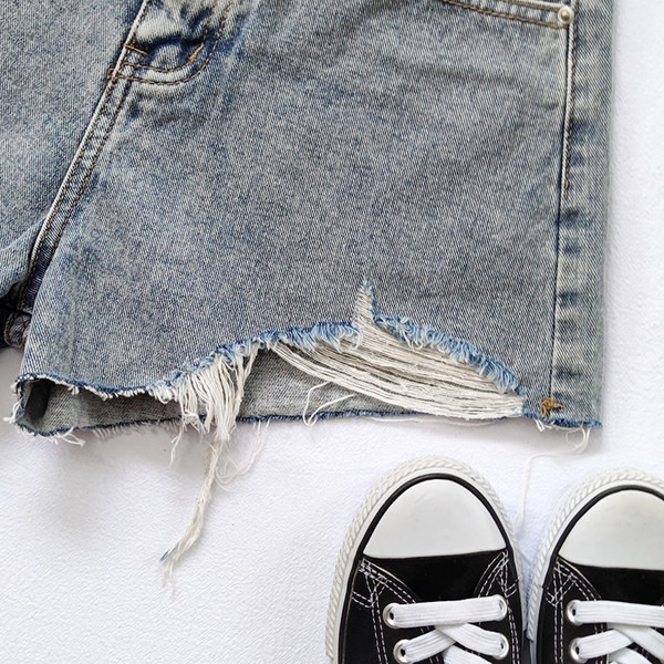 Ženske moderne traperice s aplikacijom u sivoj boji