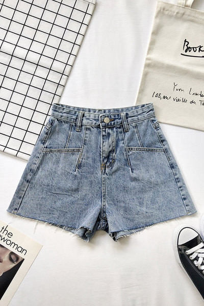 Ženske moderne kratke traperice u plavoj i crnoj boji