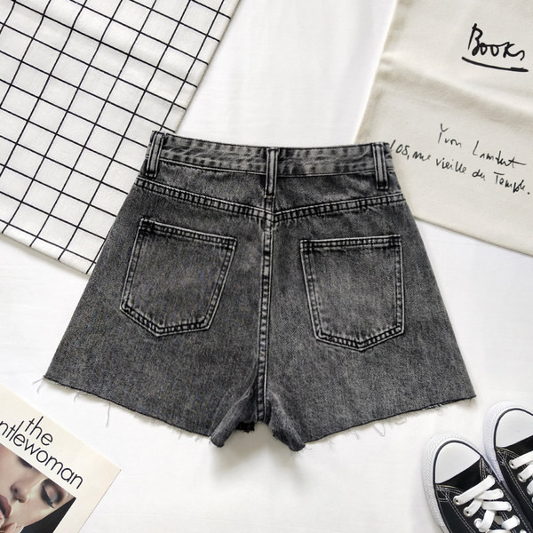 Ženske moderne kratke traperice u plavoj i crnoj boji