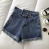 Kratke traperice s gumbima i visokim strukom