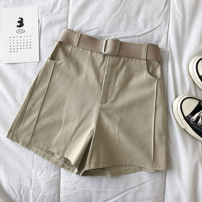 Γυναικεία σορτς με τσέπες και ζώνη