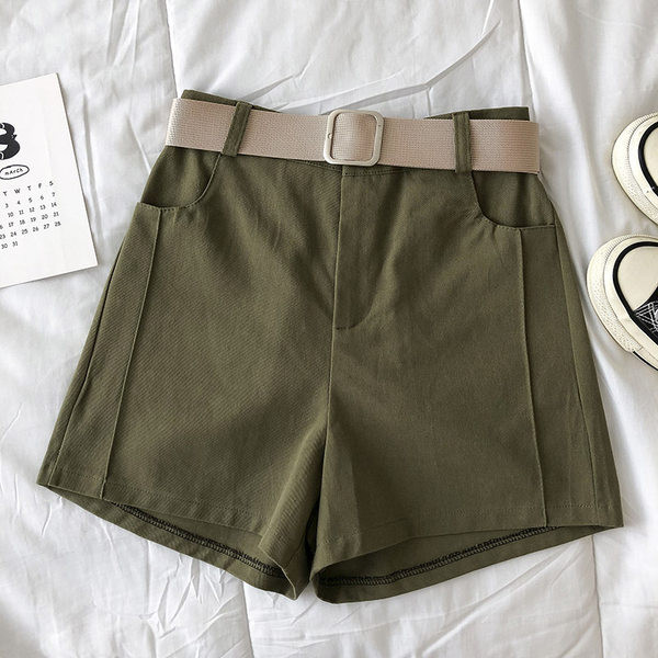 Γυναικεία σορτς με τσέπες και ζώνη