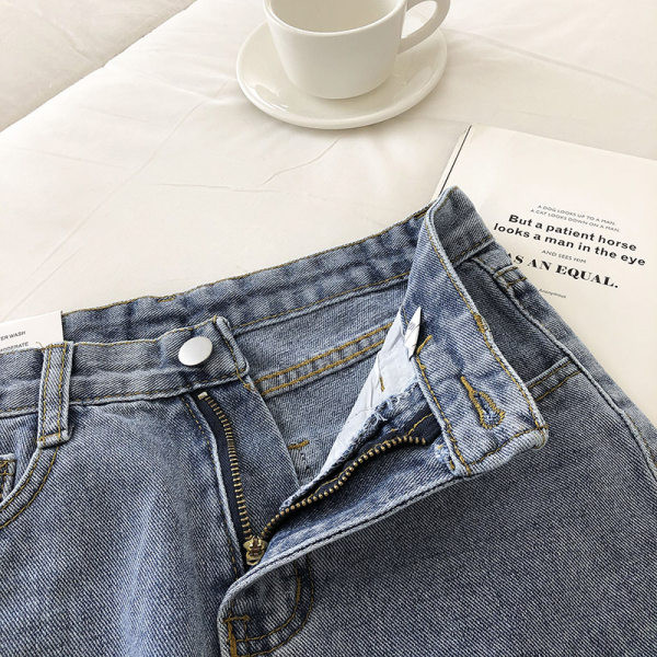 Ženske kratke traperice s džepovima i poderanim motivom