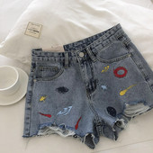 Γυναικεία κοντή τζιν με απλικέ και σκισμένα μοτίβα