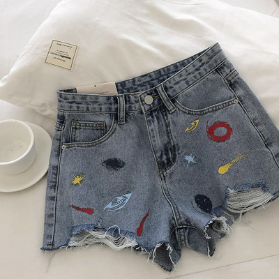Γυναικεία κοντή τζιν με απλικέ και σκισμένα μοτίβα