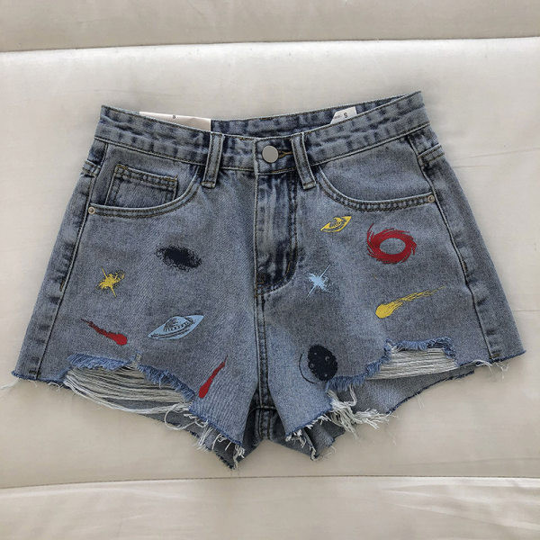 Γυναικεία κοντή τζιν με απλικέ και σκισμένα μοτίβα