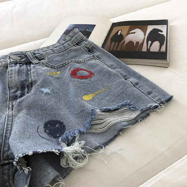 Γυναικεία κοντή τζιν με απλικέ και σκισμένα μοτίβα