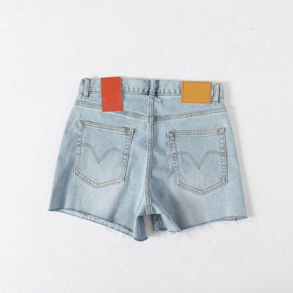 Κοντό καλοκαιρινό τζιν σε ανοιχτό χρώμα