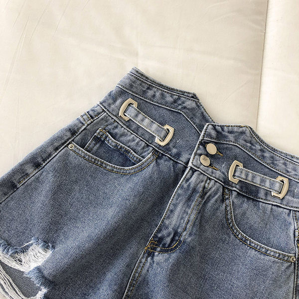 Ženske kratke traperice s poderanim motivima i gumbima