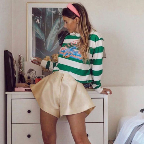 Μοντέρνα γυναικεία σορτς με λαμπερό αποτέλεσμα