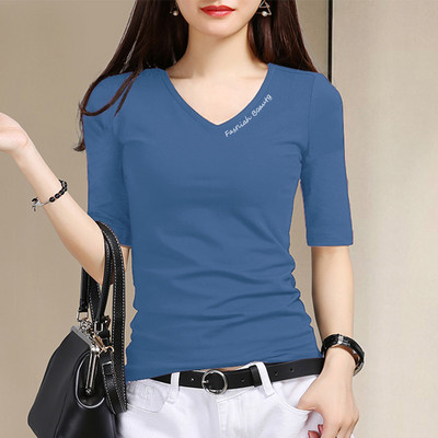 Vienspalvė moteriška palaidinė su 3/4 rankovėmis ir špico iškirpte