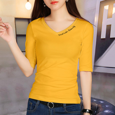 Vienspalvė moteriška palaidinė su 3/4 rankovėmis ir špico iškirpte