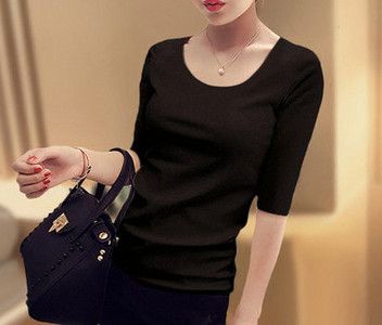 Laisva moteriška palaidinė su 3/4 rankovėmis ir apvalia iškirpte