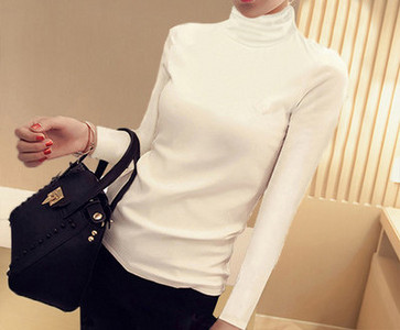 Laisva moteriška palaidinė su 3/4 rankovėmis ir apvalia iškirpte