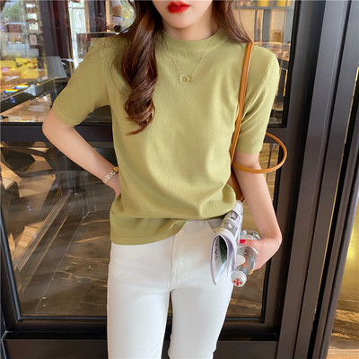 Šiuolaikinė kelių spalvų moteriška palaidinė su ovalia iškirpte