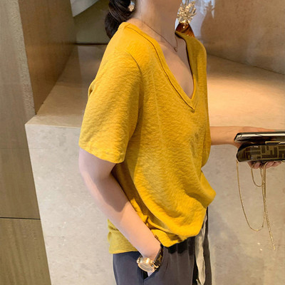 Plataus modelio moteriška palaidinė trumpomis rankovėmis ir špico iškirpte