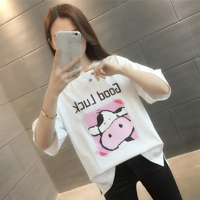 Įprasti moteriški marškinėliai su aplikacijomis ir apvalia iškirpte