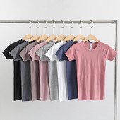 Tricou de damă într-o singură culoare cu mâneci scurte și decolteu rotund