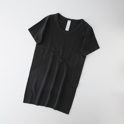 Tricou de damă într-o singură culoare cu mâneci scurte și decolteu rotund