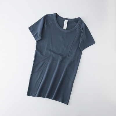 Tricou de damă într-o singură culoare cu mâneci scurte și decolteu rotund