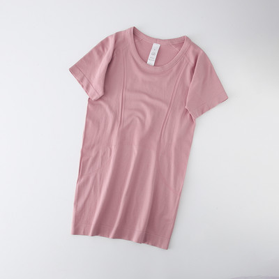 Tricou de damă într-o singură culoare cu mâneci scurte și decolteu rotund