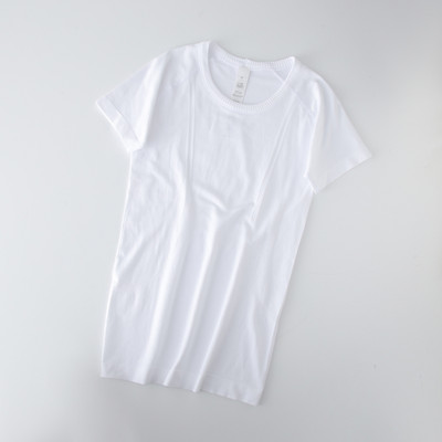 Tricou de damă într-o singură culoare cu mâneci scurte și decolteu rotund