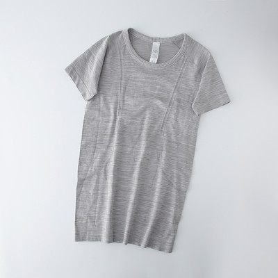 Tricou de damă într-o singură culoare cu mâneci scurte și decolteu rotund