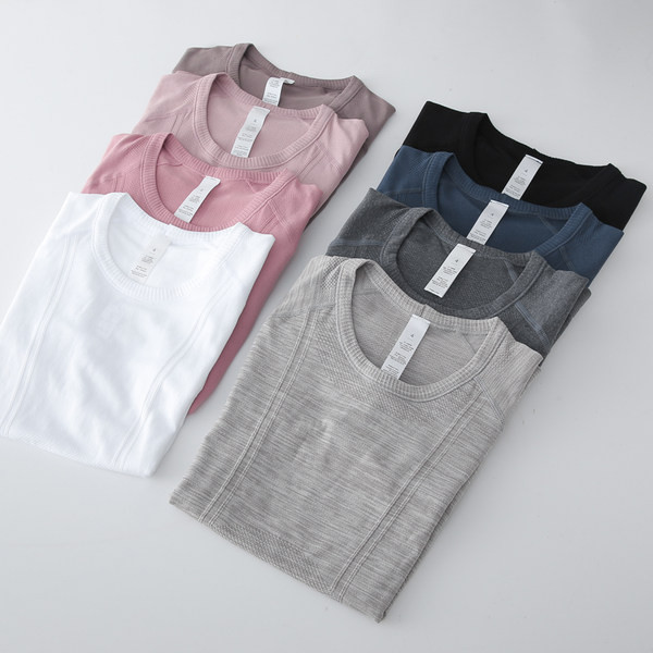 Tricou de damă într-o singură culoare cu mâneci scurte și decolteu rotund