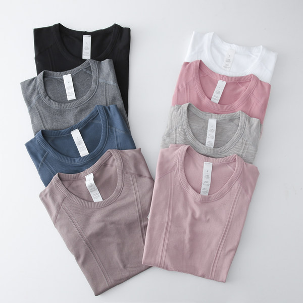 Tricou de damă într-o singură culoare cu mâneci scurte și decolteu rotund