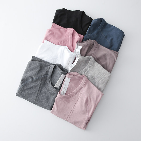 Tricou de damă într-o singură culoare cu mâneci scurte și decolteu rotund