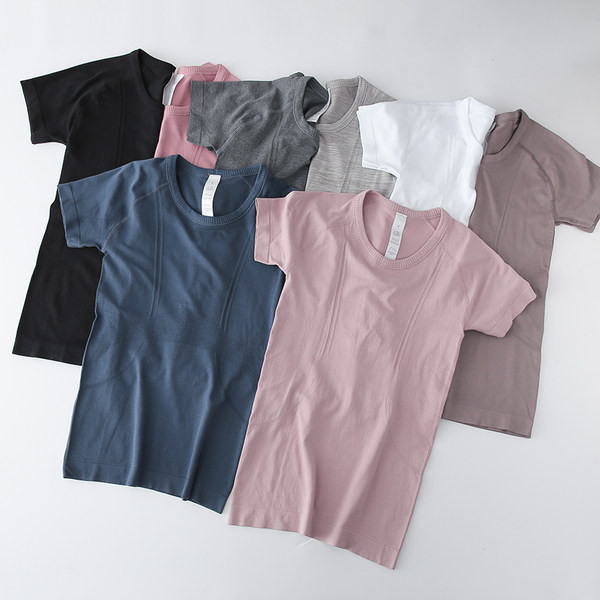 Tricou de damă într-o singură culoare cu mâneci scurte și decolteu rotund