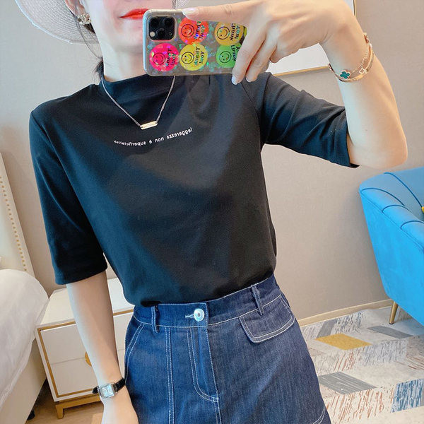 Bluză casual de damă cu guler polo și inscripție - alb și negru